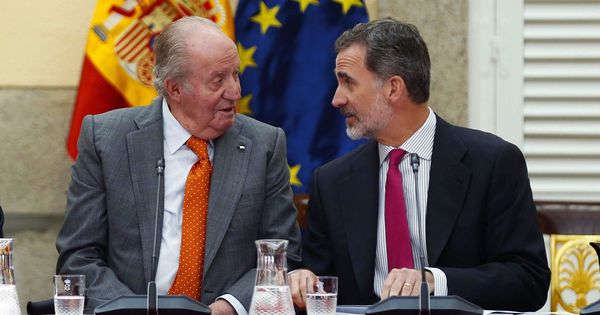 Foto: El rey Juan Carlos y Felipe VI, durante la última reunión del patronato de la Fundación Cotec la semana pasada. (EFE)