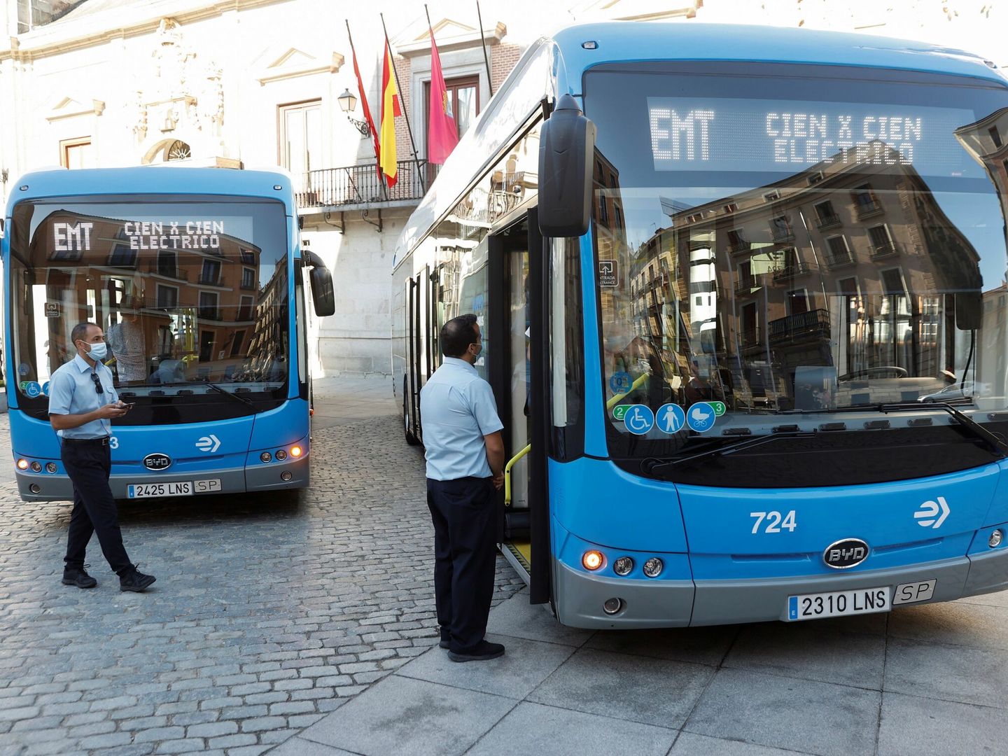 Autobuses eléctricos de la Empresa Municipal de Transportes que recorren el distrito de Centro. (EFE/Chema Moya)