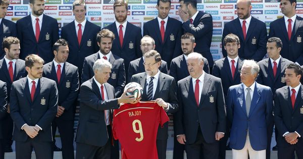 Foto: Mariano Rajoy recibe de Ángel María Villar una camiseta de la Selección con su nombre. (Reuters)