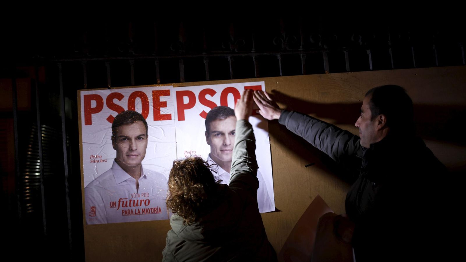 Foto: Pegada de carteles del PSOE en el pistoletazo de salida de la campaña electoral del 20-D. (Reuters)