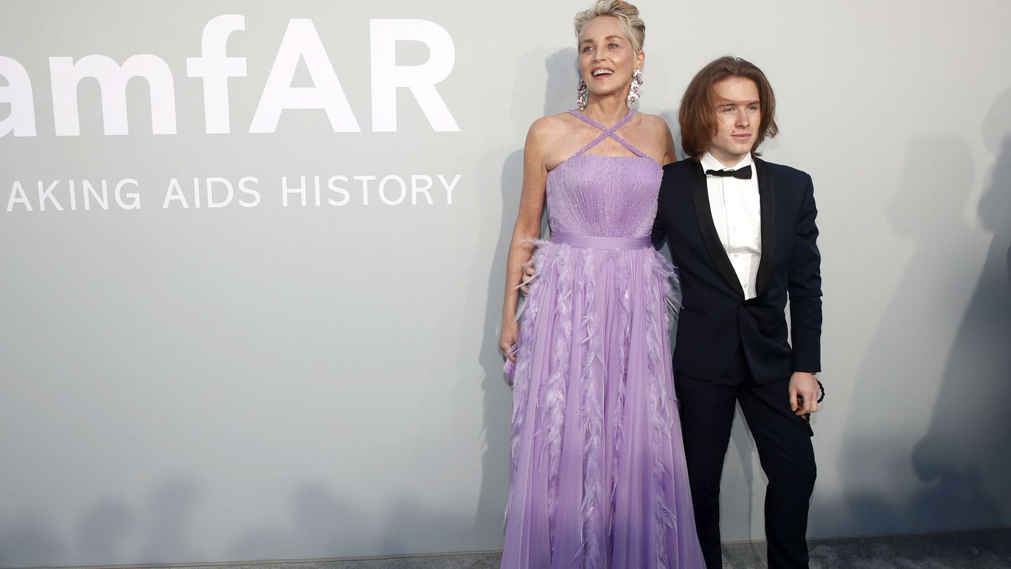 Sharon Stone posa junto a su hijo Roan Joseph Bronstein a su llegada a la gala amfAR. (EFE)