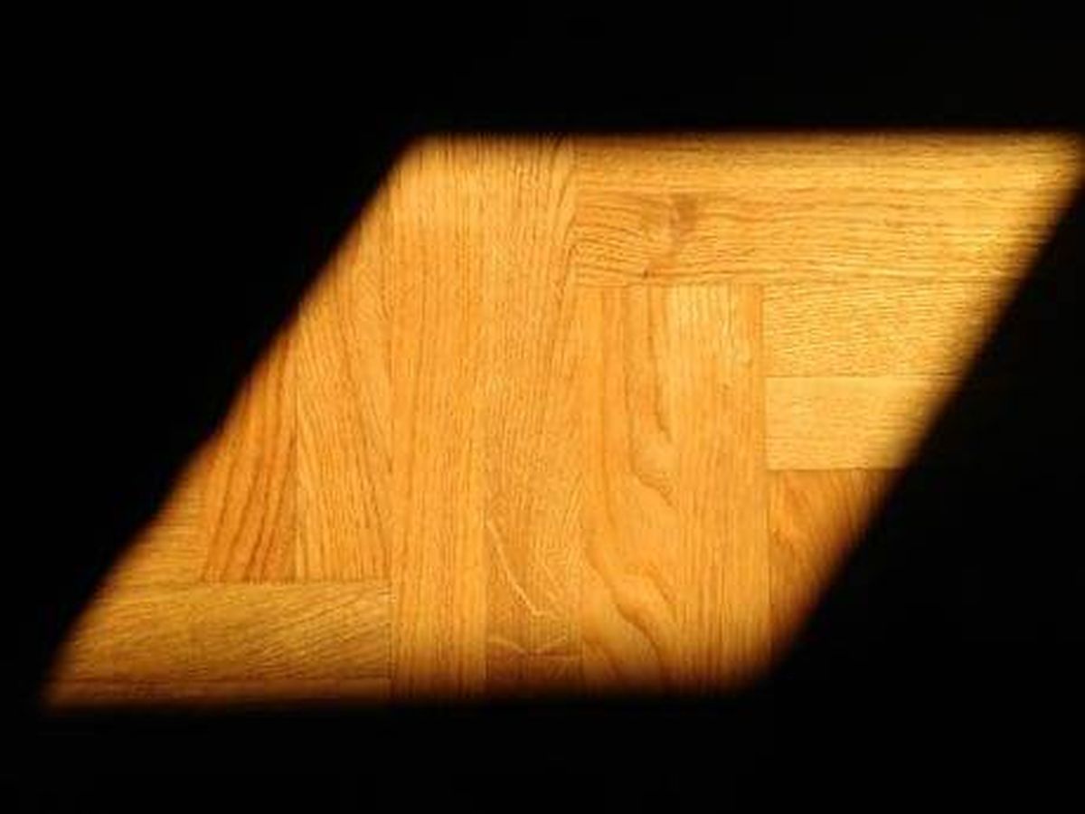 Foto: Un rayo de sol incide sobre un suelo de parqué. (Pixnio)