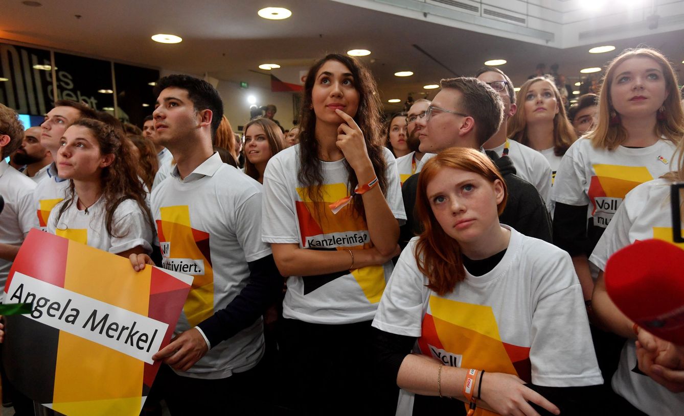 Votantes de la CDU reaccionan ante el resultado de AfD en la sede del partido en Berlín. (Reuters)