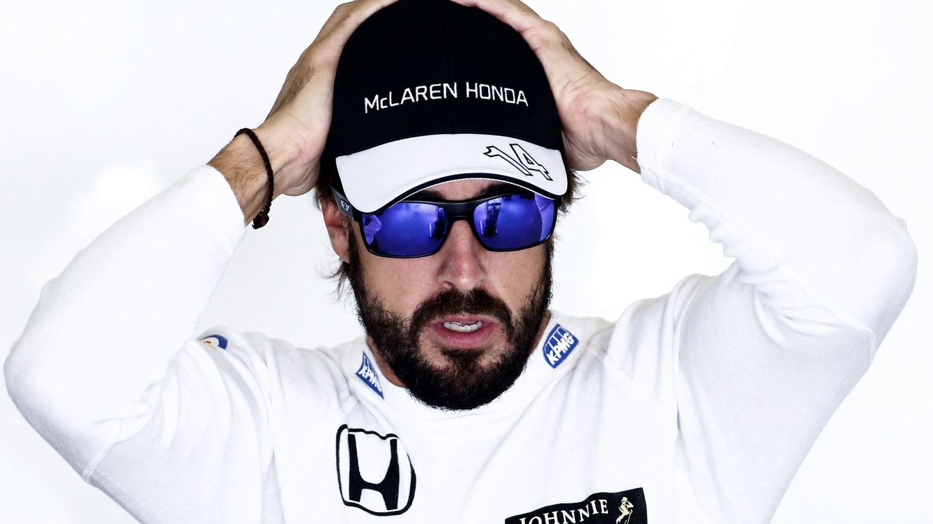 Foto: Fernando Alonso en el garaje (Efe)