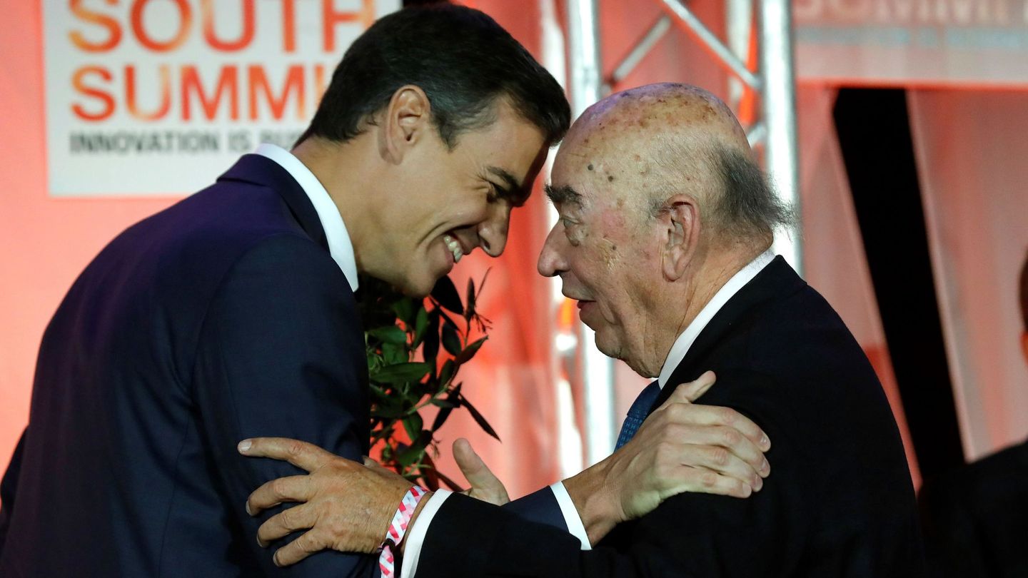 El presidente del Gobierno, Pedro Sánchez (izda), entrega un premio al presidente de Técnicas Reunidas, José Lladó, durante la clausura del South Summit 2018. (EFE)