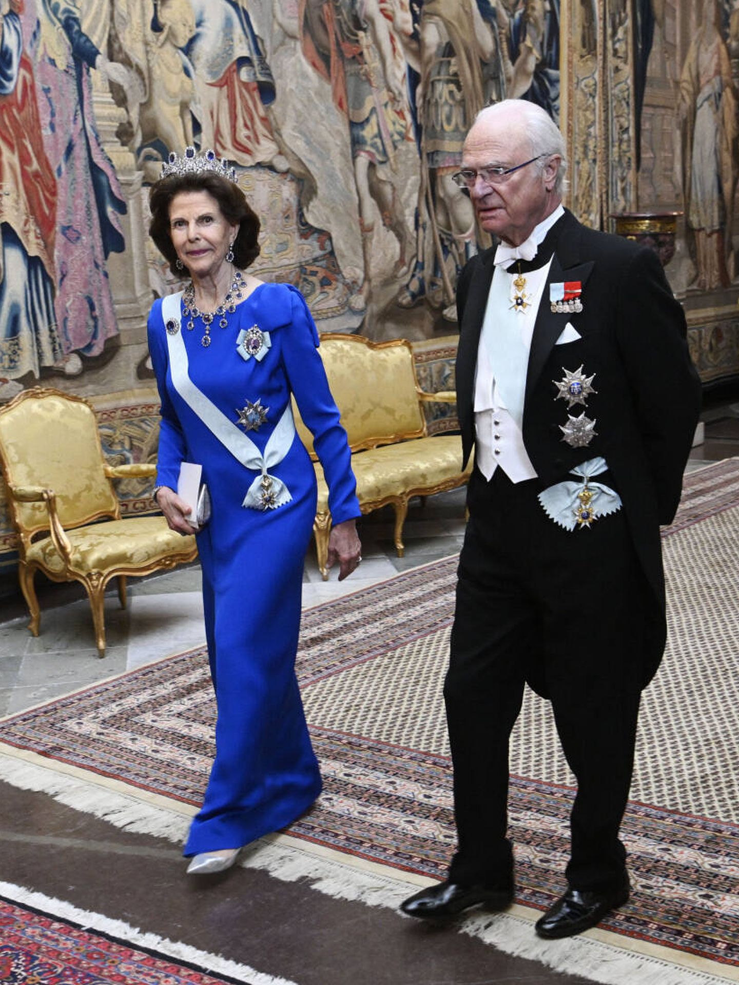 Los reyes Carlos Gustavo y Silvia de Suecia, a su llegada a la cena. (Gtres)