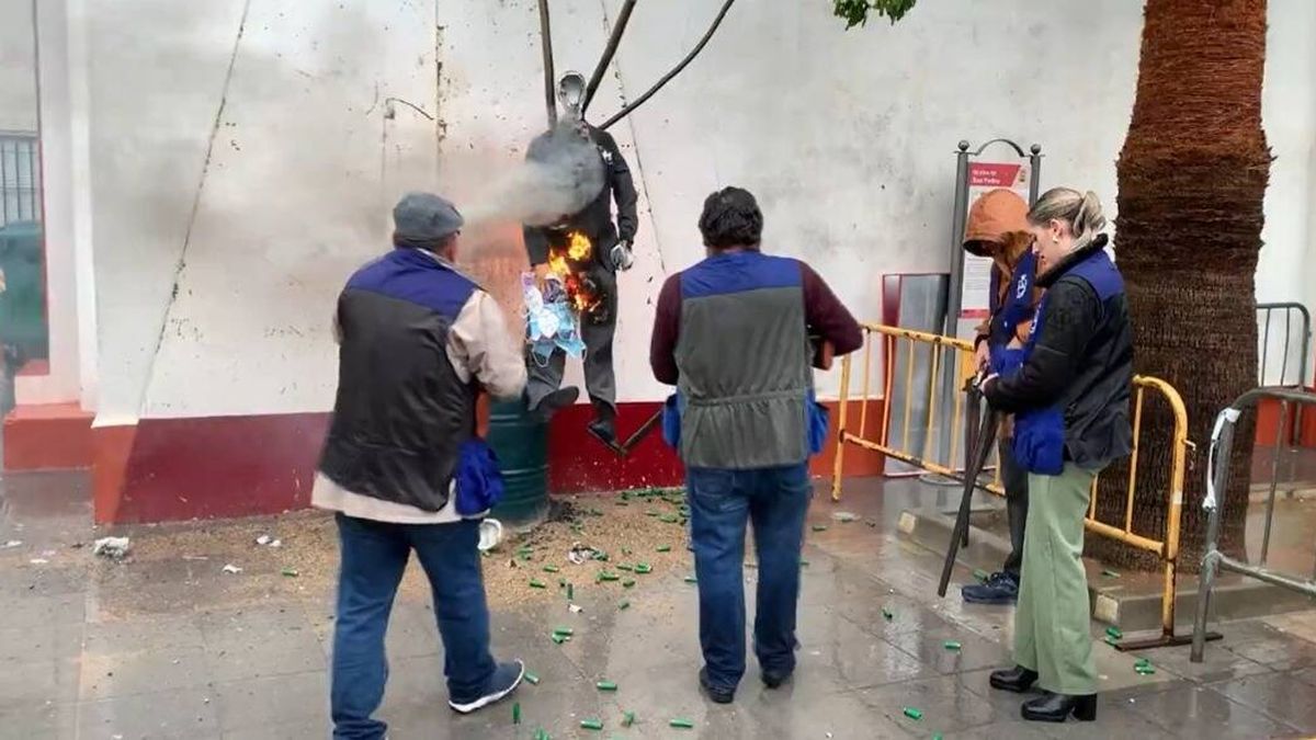 Tirotean y queman en Sevilla un muñeco de Koldo García, el exasesor del ministro Ábalos