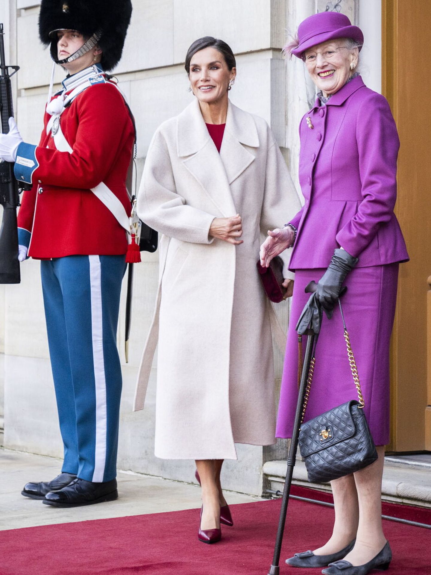 La reina Letizia en Amalienborg junto a la reina Margarita. (EFE)