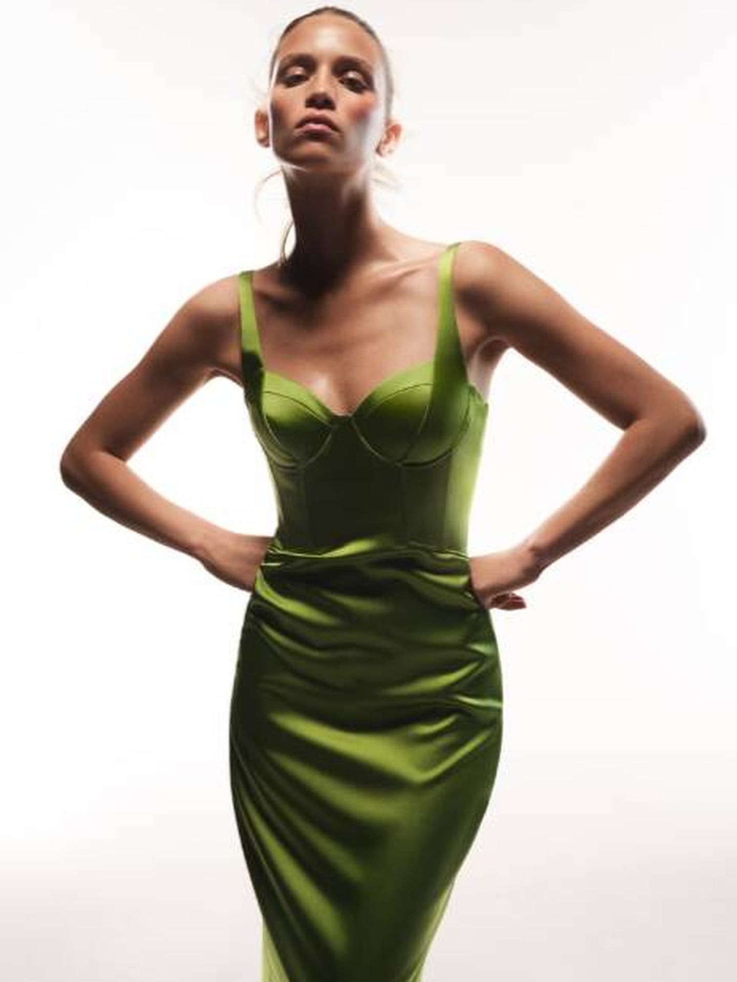 Si enamoró el vestido corsetero verde lima de Hailey Bieber... este de Zara