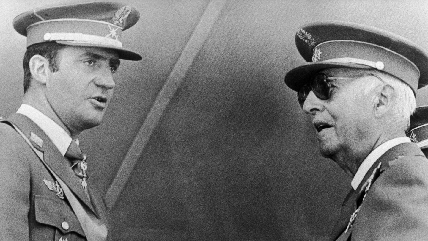 El rey Juan Carlos con Franco, en 1972. (Cordon Press)
