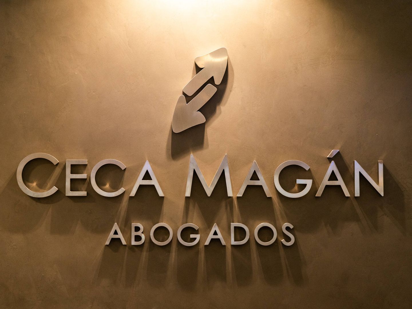 Logo de Ceca Magán Abogados en las oficinas del bufete en Madrid. (A. B.)
