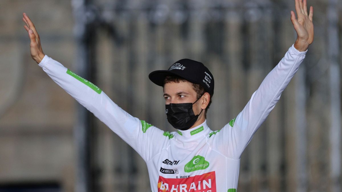 El ciclista Gino Mäder, en estado grave tras ser reanimado al caer por un barranco en el Tour de Suiza