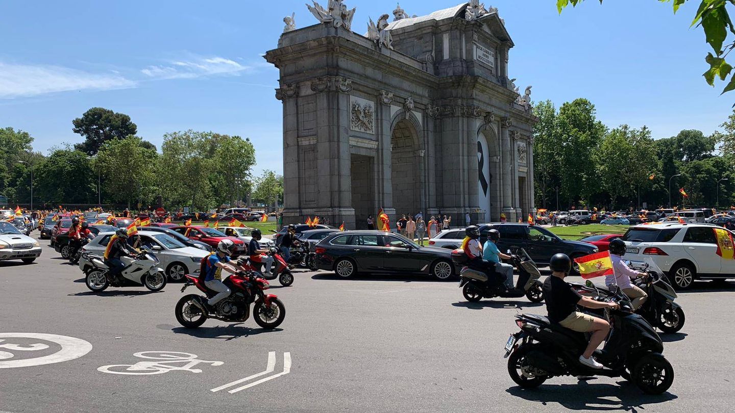 Los manifestantes rodean la madrileña Puerta de Alcalá. (P. G.)