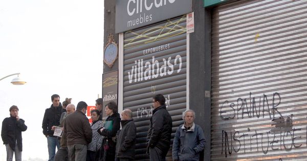 Foto: Varias personas hacen cola ante una oficina del INEM en Bilbao. (EFE)