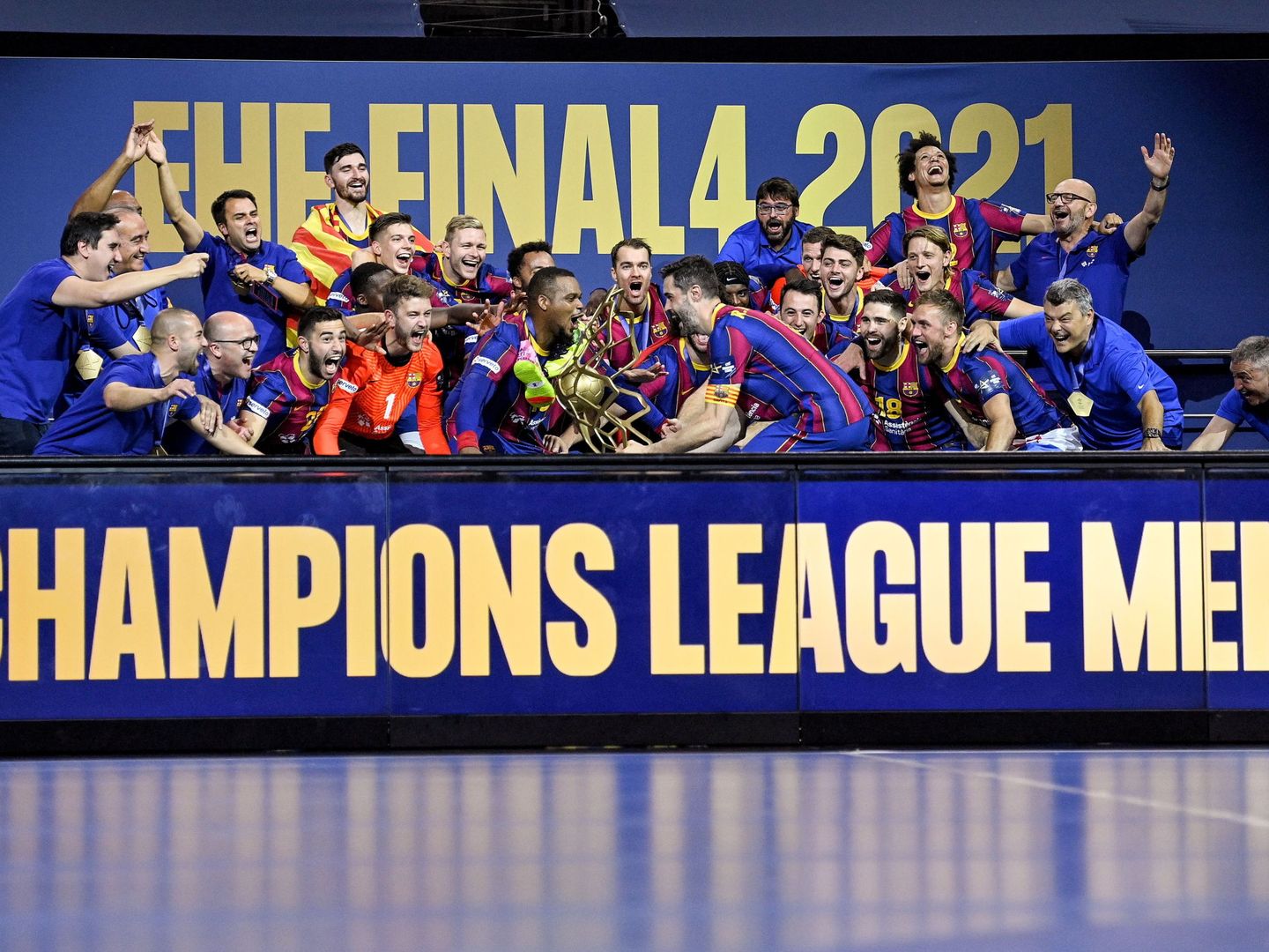 El FC Barcelona levanta la Champions 2020-2021. (EFE)