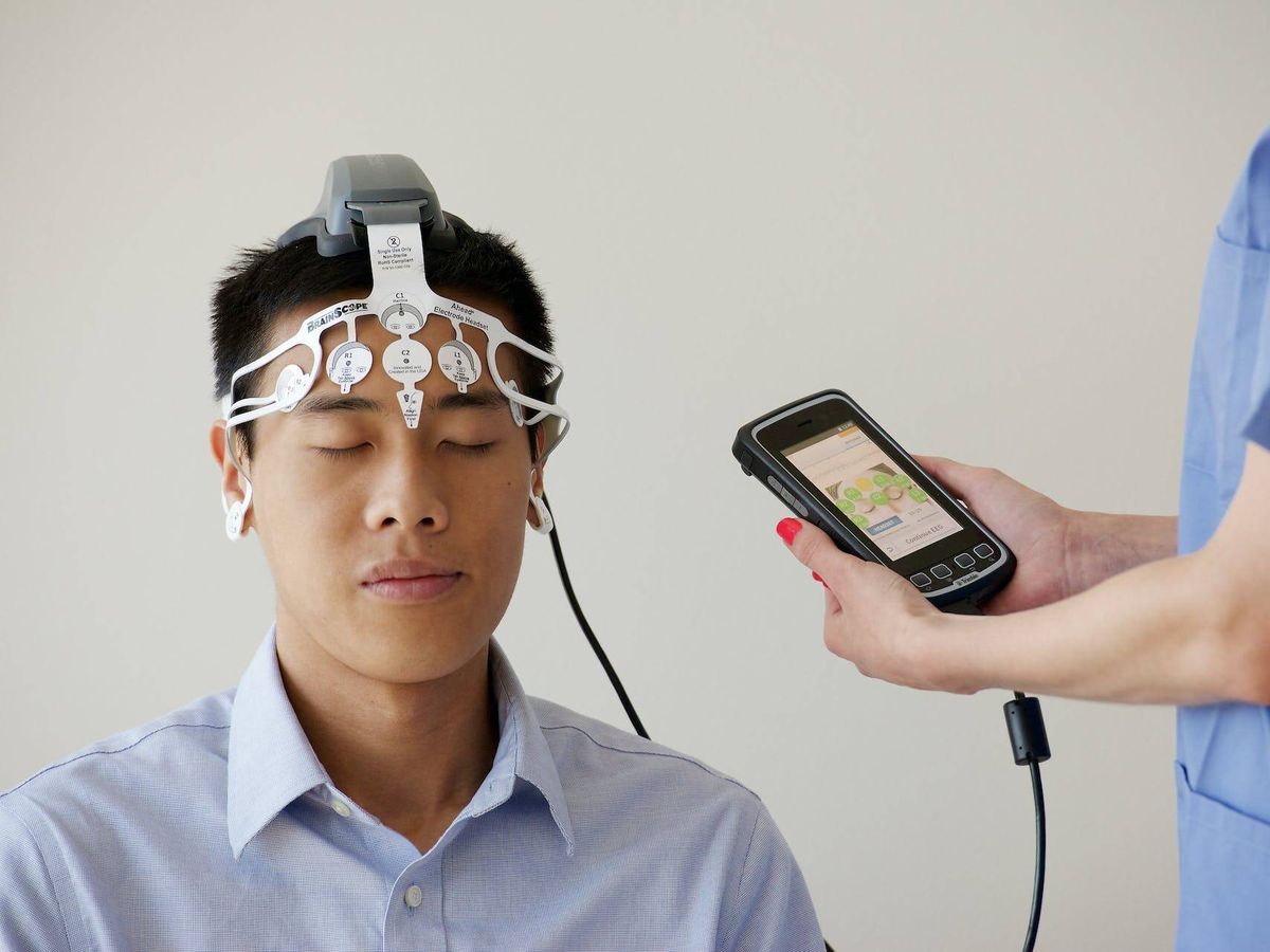 Foto: Con un EEG puede verse cómo el cerebro reacciona de forma distinta (Pexels)