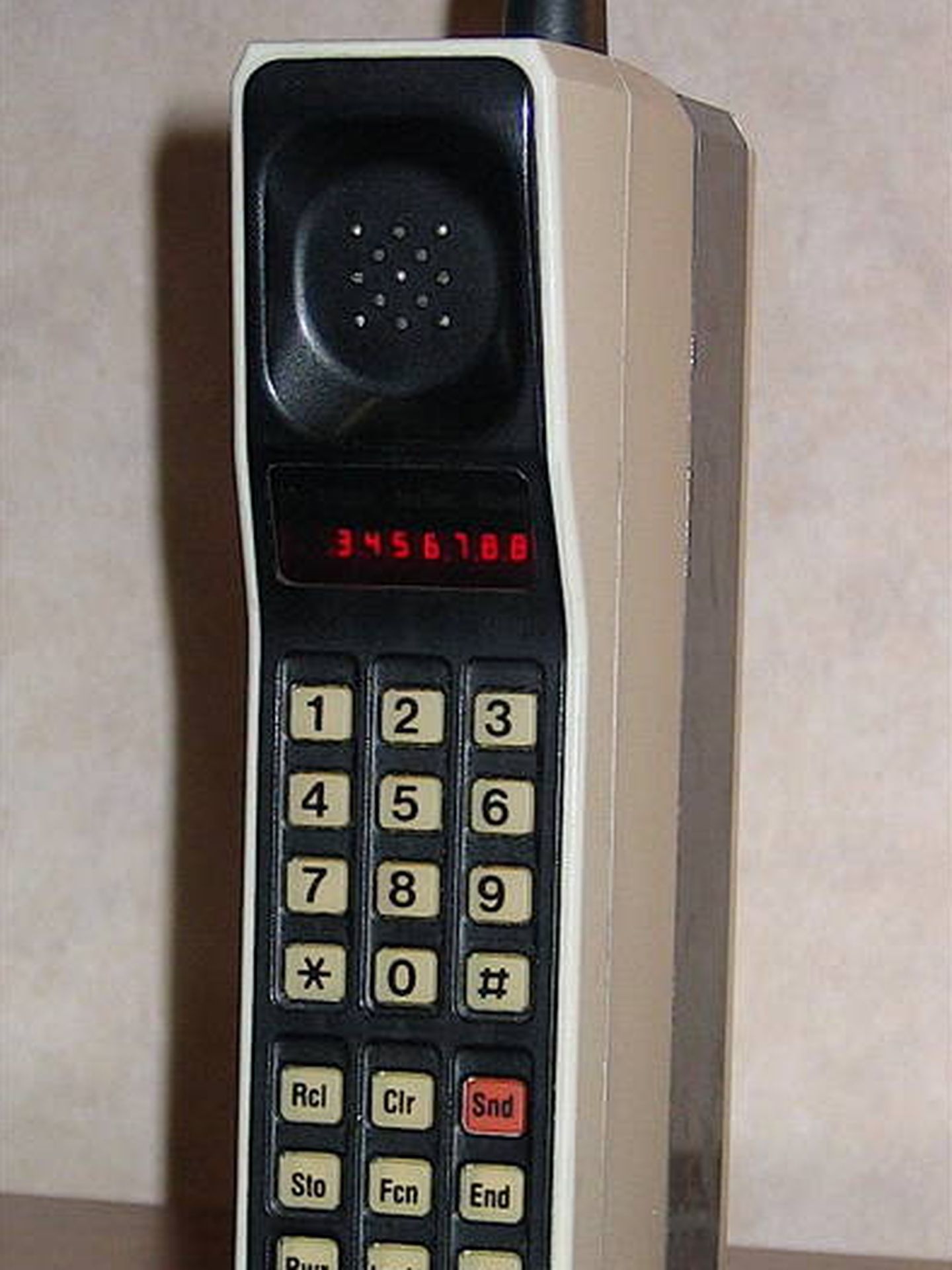 Motorola DynaTAC 8000X, el primer teléfono móvil comercial (Wikipedia)