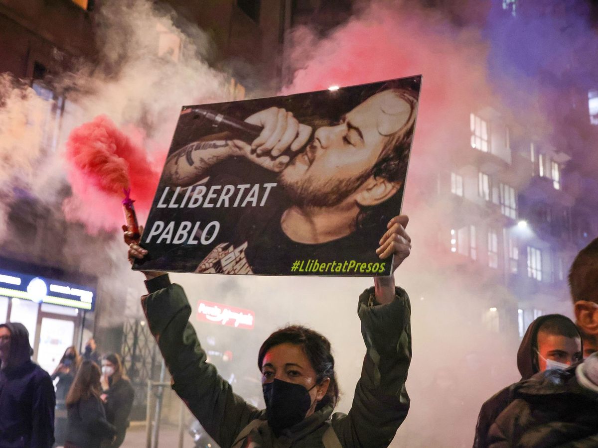 Foto: Una manifestante lleva un cartel en el que pide la liberación del rapero Pablo Hasél. (Reuters)