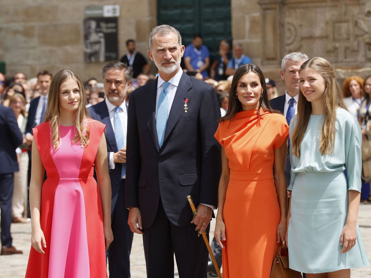 Foto: Los Reyes, la Princesa de Asturias y la infanta Sofía, en Santiago de Compostela. (EFE/Lavandeira)