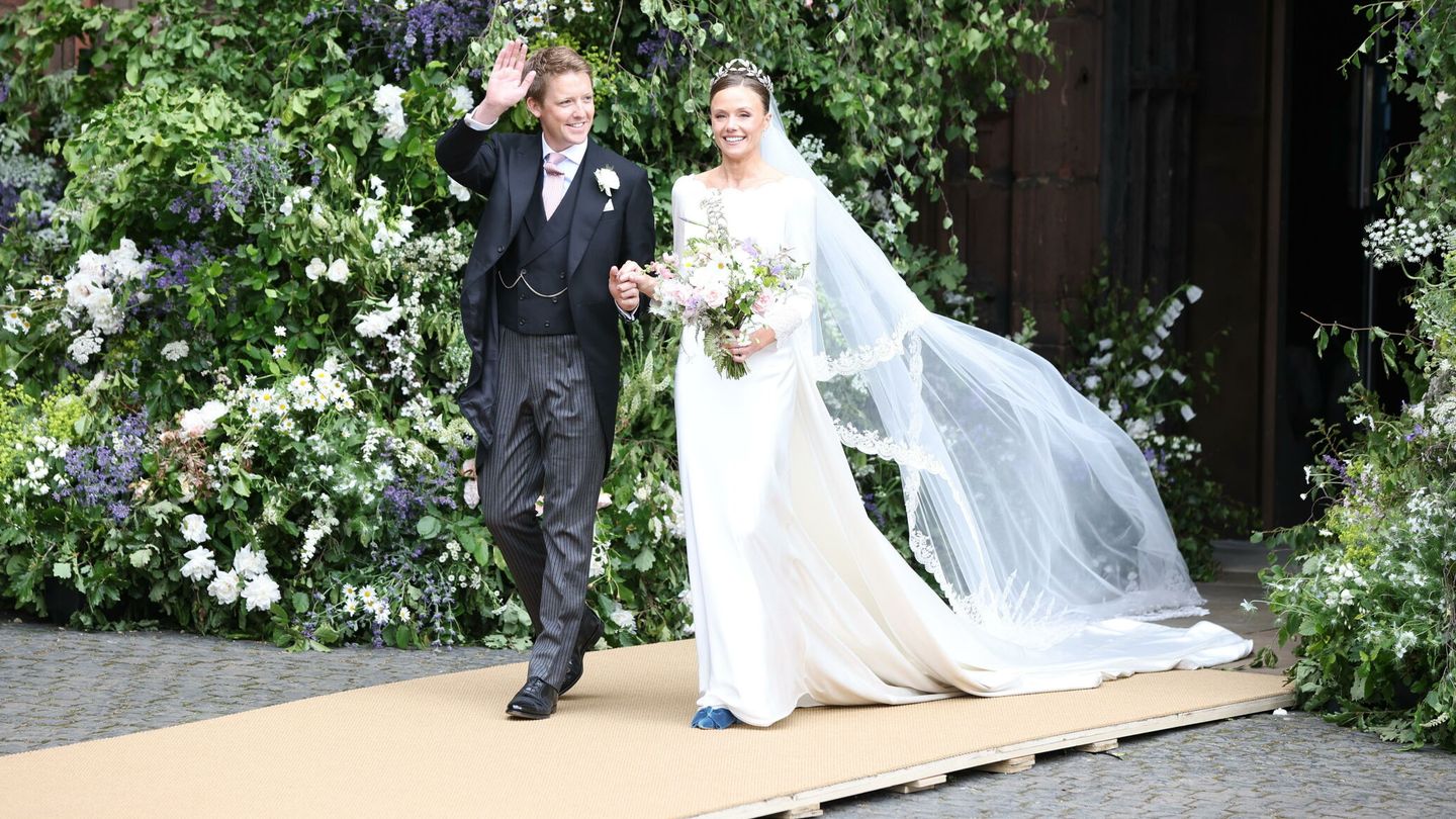 El duque de Westminster y Olivia Henson, en su boda. ( EFE/ADAM VAUGHAN)