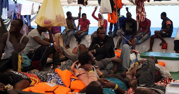 Foto: Imagen de la cubierta del Open Arms donde más de 130 migrantes esperan el acceso a un puerto seguro. (EFE)