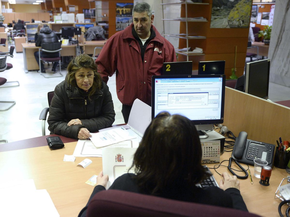 Foto: Una mujer es atendida en una oficina de empleo en Valladolid. (EFE)