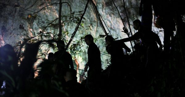 Foto: Personal militar frente a la cueva Tham Luang donde están atrapados los doce niños y su entrenador en Tailandia. (Reuters)