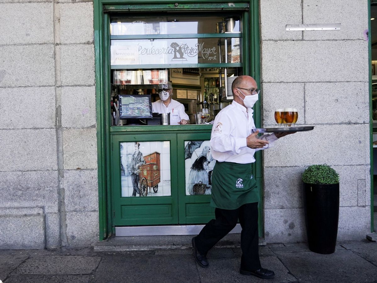 Foto: Un camarero lleva una bandeja con cervezas en Madrid. (Reuters)