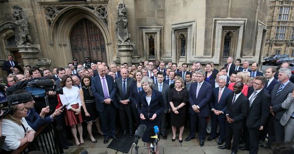 Foto: Theresa May habla a la prensa ante miembros del Partido Conservador británico, en Westminster, Londres. (Reuters) 
