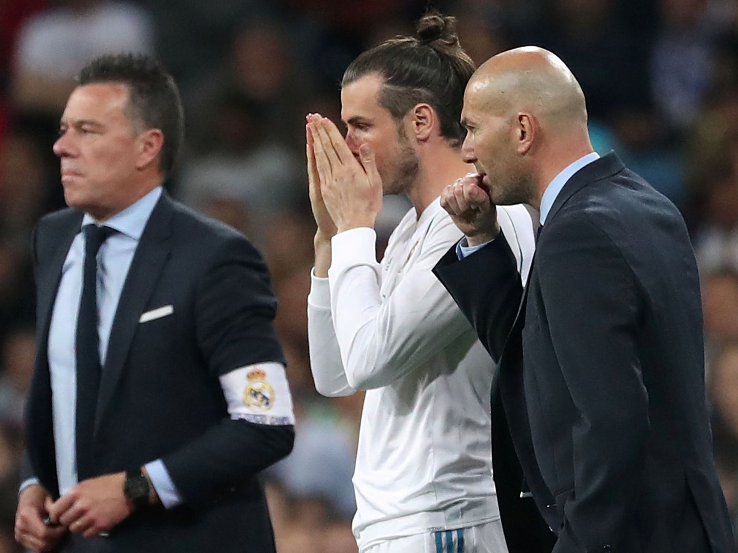 Zidane da instrucciones a Bale antes de que el galés entre al campo en el Real Madrid-Athletic Club de este miércoles. (Reuters)