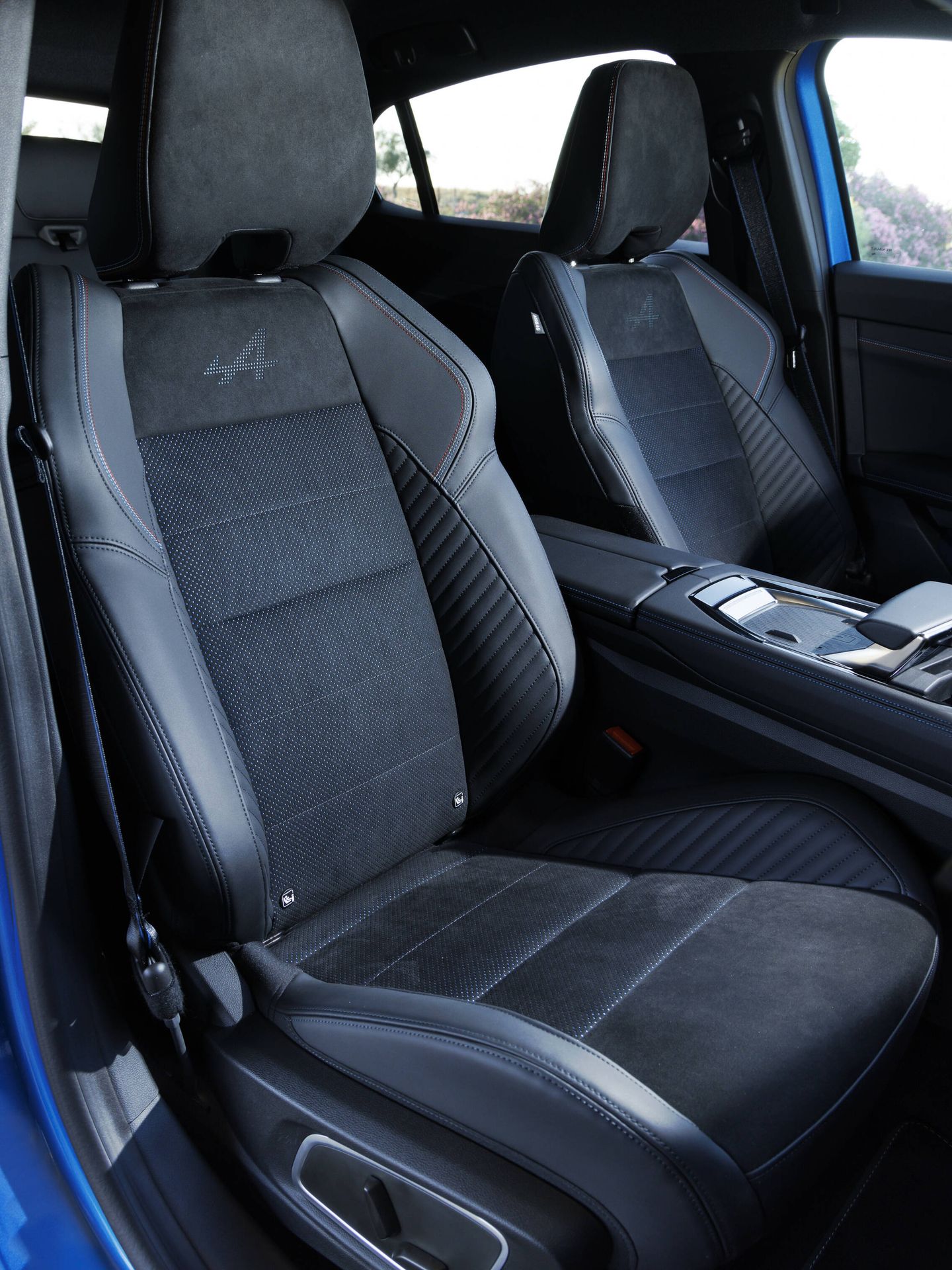 Los asientos tienen un diseño específico, y sujetan más, conservando el confort.