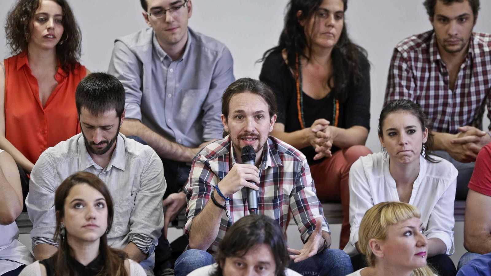 Foto: El secretario general de Podemos, Pablo Iglesias (2i), junto a miembros de la formación. (EFE)