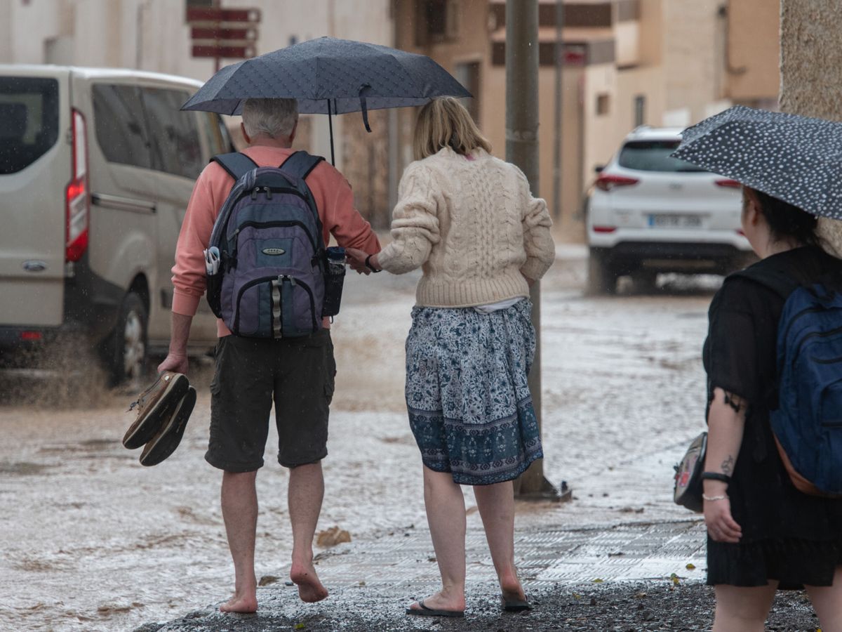Foto: Adiós al buen tiempo: vuelven las lluvias y el frío a estas zonas de España (EFE/Carlos De Saá)
