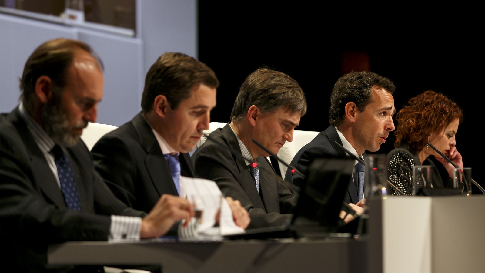 Foto: Beltrán Parages y Fernando Bernad (en primer plano), junto a Francisco García Paramés en la conferencia de inversores de Bestinver de 2014 (Efe)