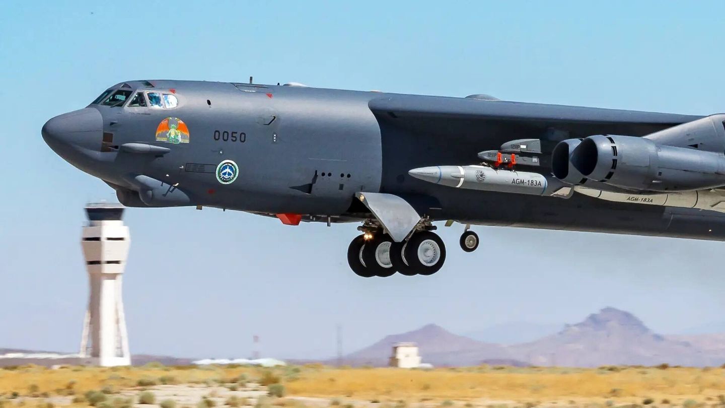 El B-52H Stratofortress del escuadrón 419th para vuelos de prueba despega de la base de la fuerza aérea Edwards en California (Matt Williams/412th Test Wing Public Affairs/USAF)