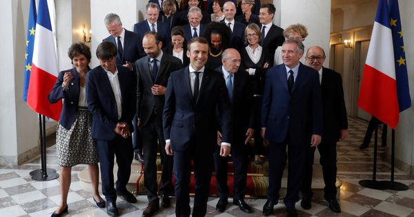 Foto: Emmanuel Macron y el primer ministro Edouard Philippe posan tras la primera reunión de su gabinete. (Reuters) 