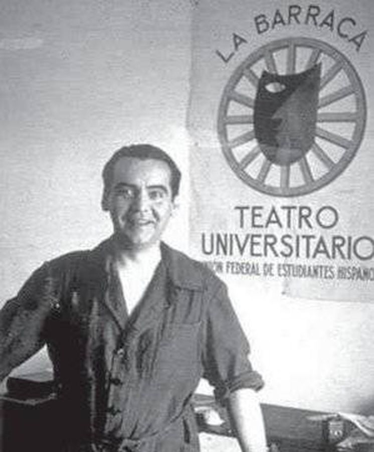 Foto: Federico García Lorca con un cartel de La Barraca