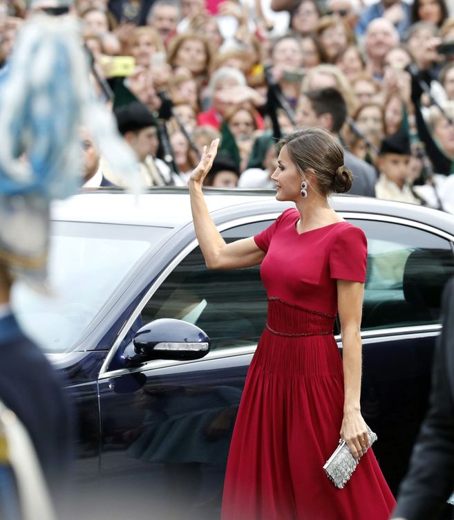 La reina Letizia, saludando al público en los Premios Princesa de Asturias de 2019. (EFE)
