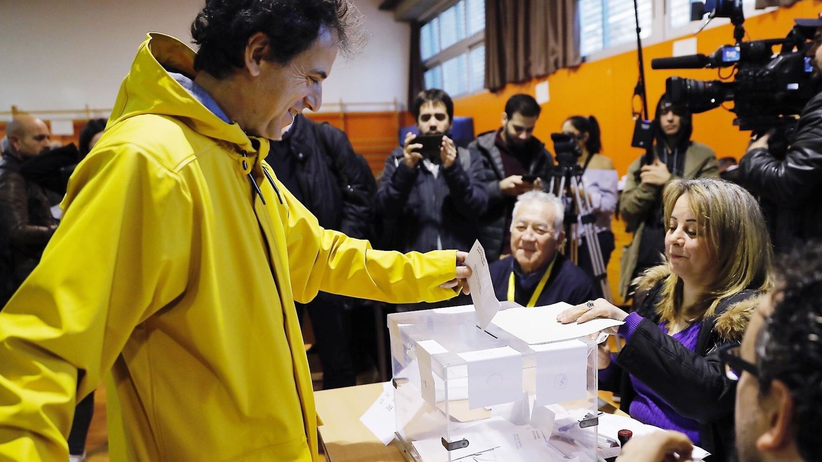 Foto: Un hombre vota vestido de amarillo- color elegido en solidaridad con Jordi Sànchez y Jordi Cuixart-  el 21-D. (EFE)