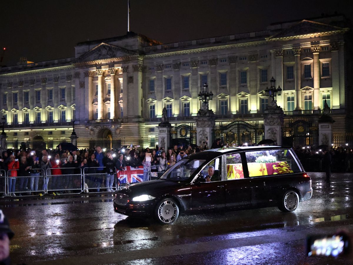Foto: El féretro de Isabel II, llegando a Buckingham. (Reuters/Henry Nicholls)
