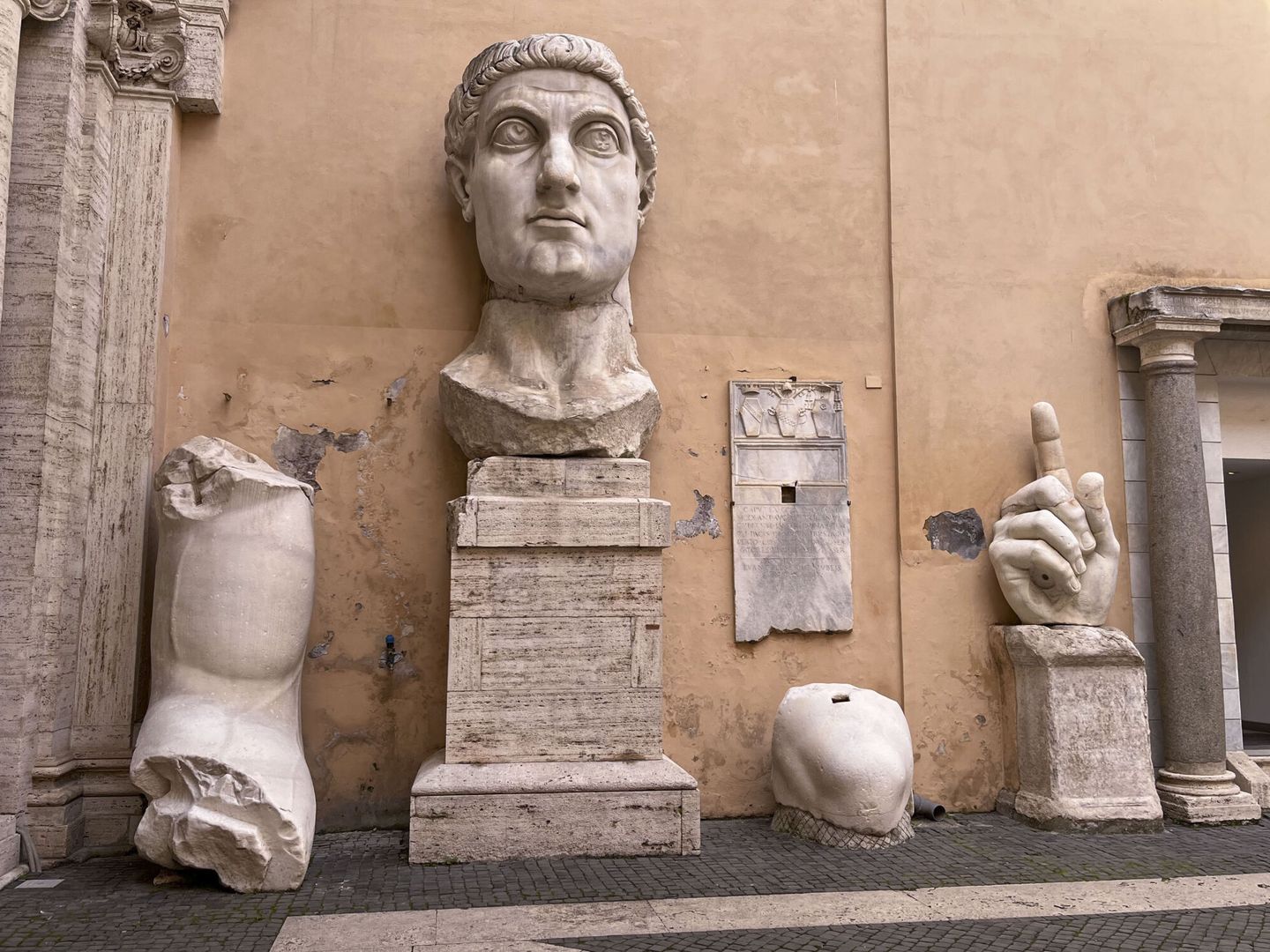 Los fragmentos originales que quedan del Coloso de Constantino. EFE / Miguel Salvatierra