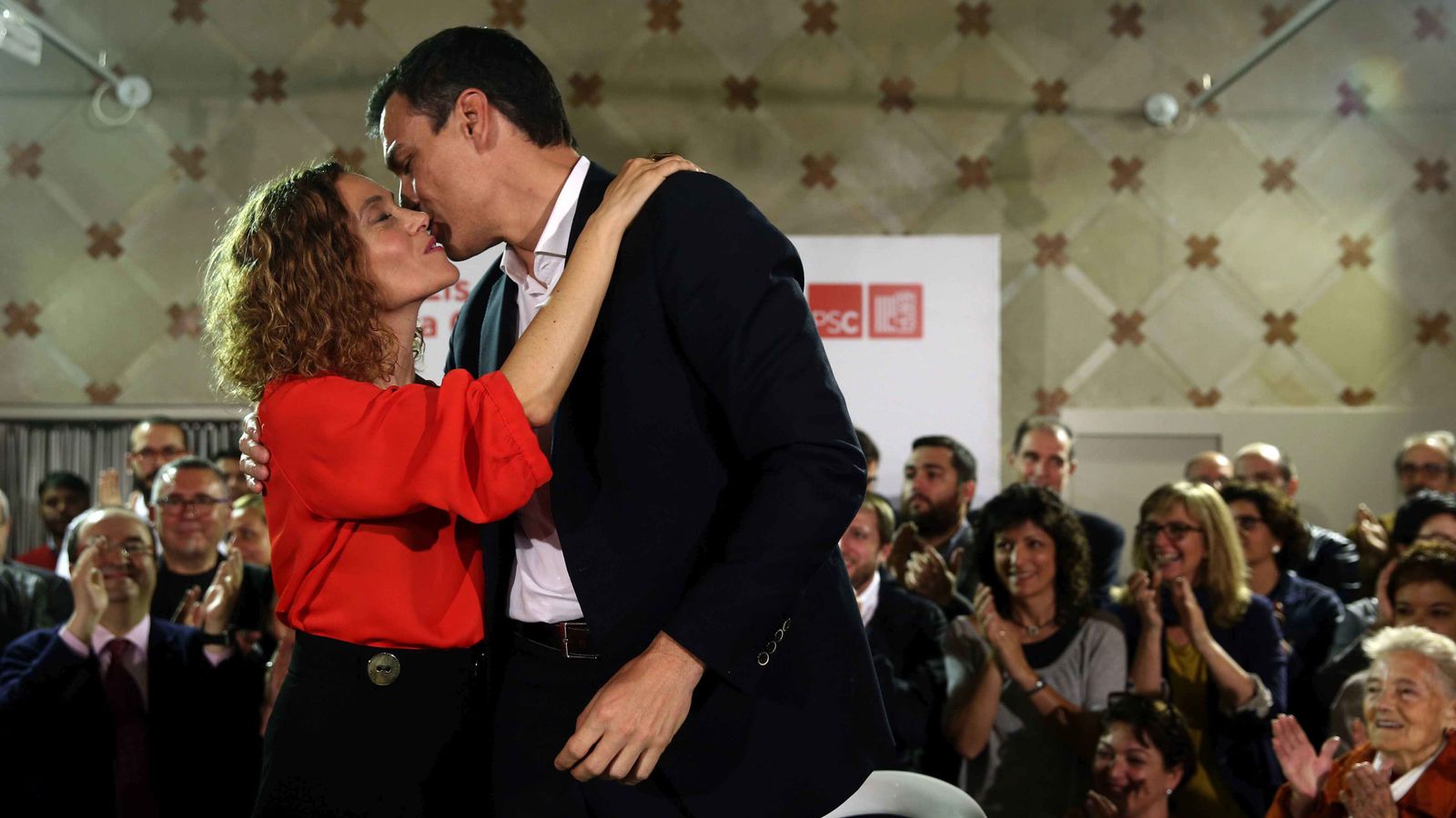 Foto: Meritxell Batet, cabeza de lista del PSC por Barcelona el 26-J, besa a Pedro Sánchez, este 12 de mayo en Barcelona (EFE)