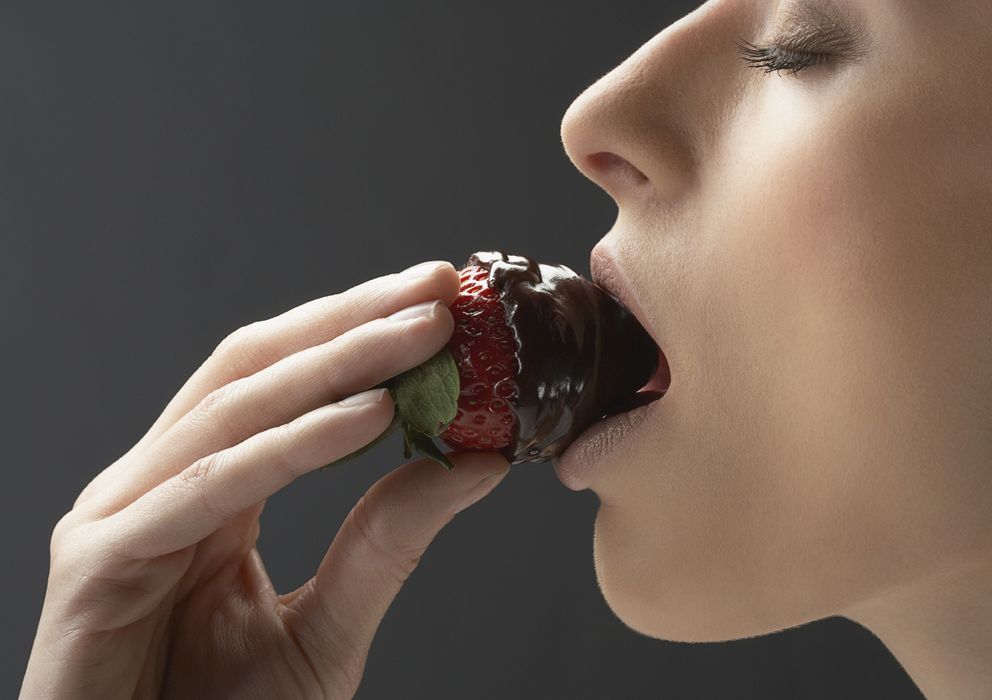 Foto: Combinar chocolate y fruta es una buena idea para disfrutar de éste sin añadir más calorías. (Corbis)