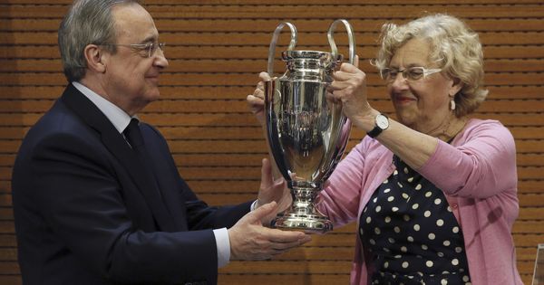 Foto: La alcaldesa de Madrid, Manuela Carmena, recibe de manos del presidente del Real Madrid, Florentino Pérez, una réplica del trofeo de la Liga de Campeones. (EFE)