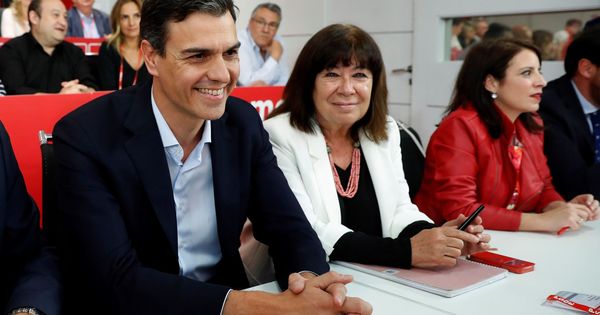 Foto: Pedro Sánchez, con Cristina Narbona y Adriana Lastra, el pasado 28 de mayo en el comité federal del PSOE. (EFE)