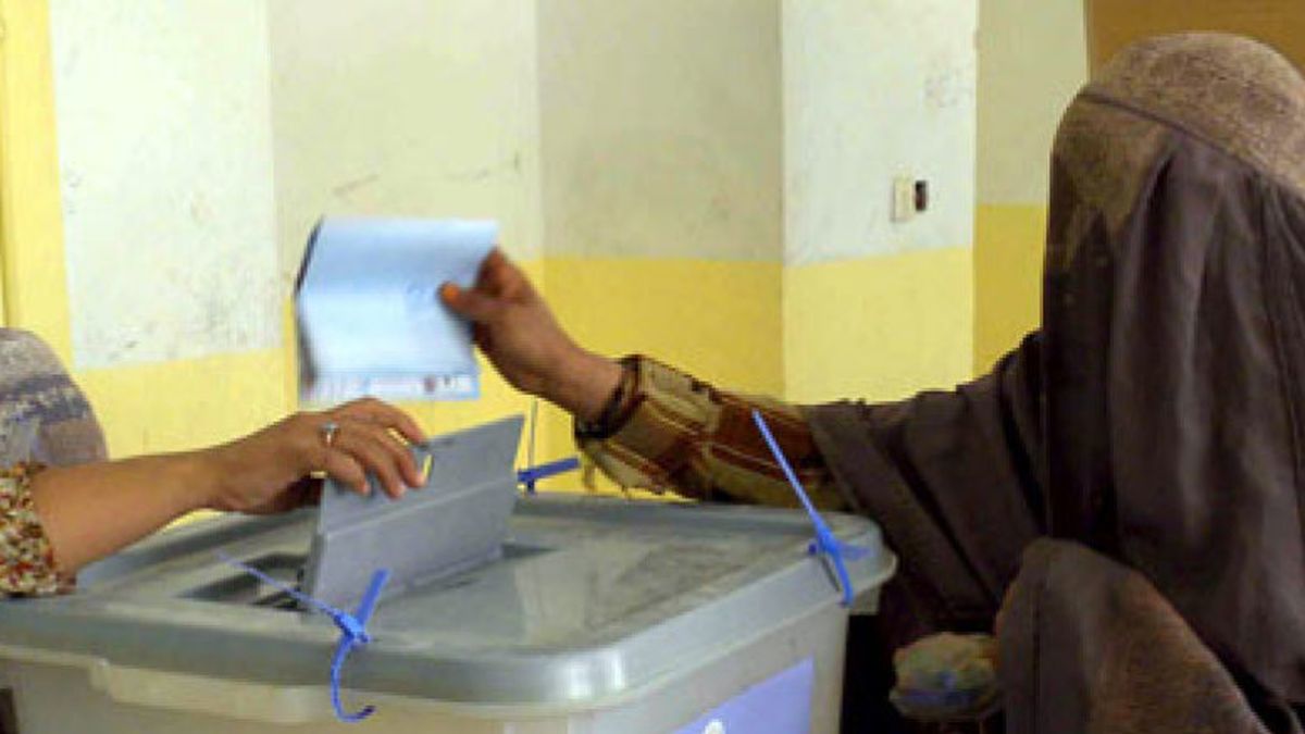 Varios ataques y explosiones marcan la jornada electoral en Afganistán