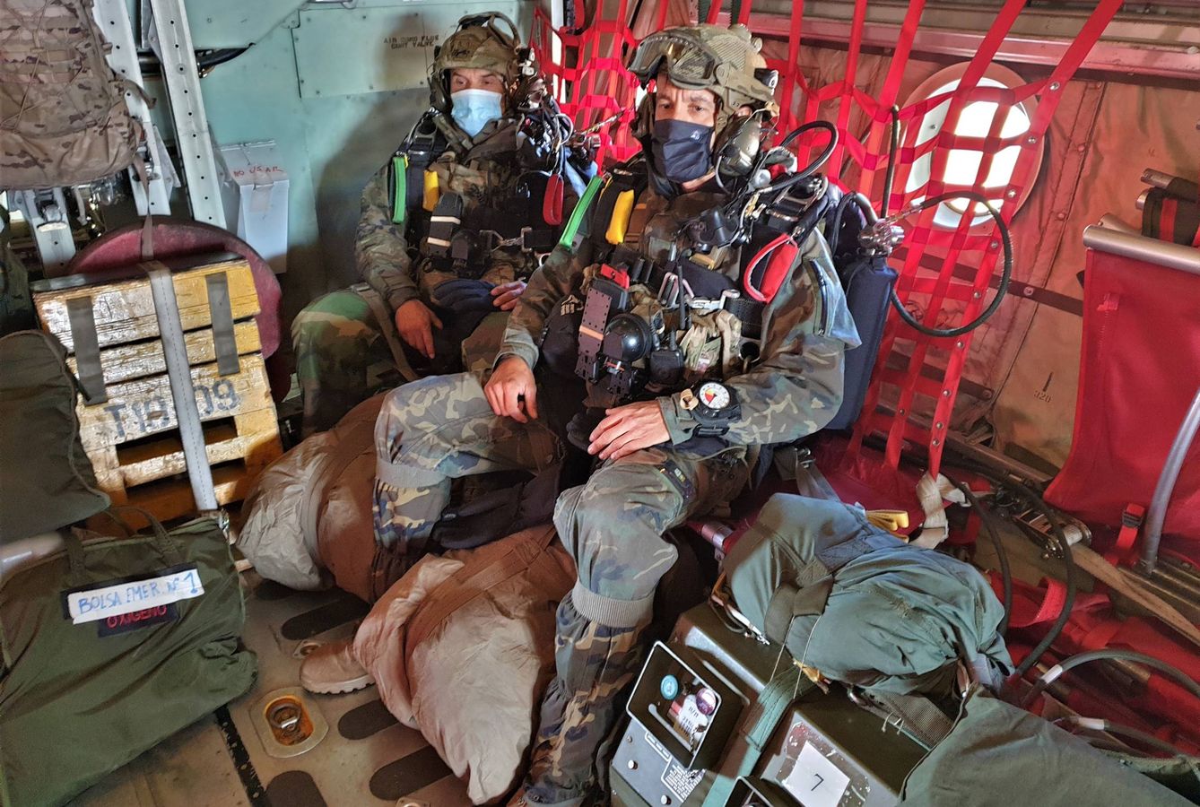 Paracaidistas de la BRIPAC con el equipo de oxígeno a bordo de un C-295 (Foto: Juanjo Fernández)