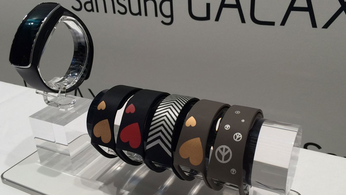 Auge de las pulseras inteligentes: probamos la Gear Fit de Samsung