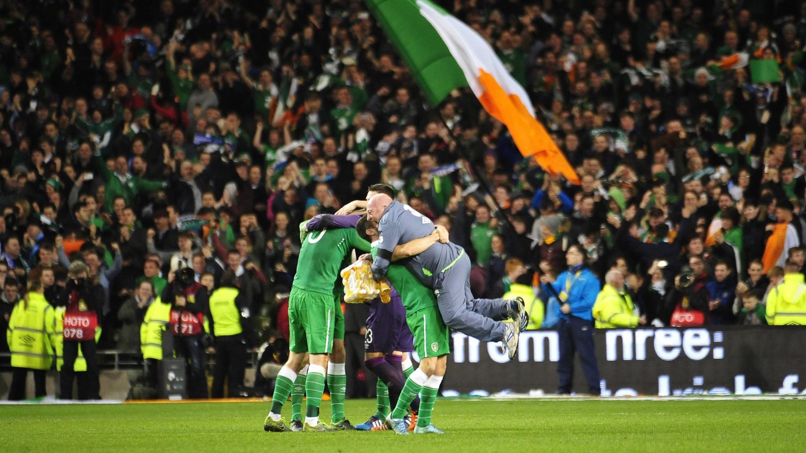 Foto: Los jugadores de Irlanda celebran la victoria 2-0 ante Bosnia en la Eurocopa de Francia. (EFE)