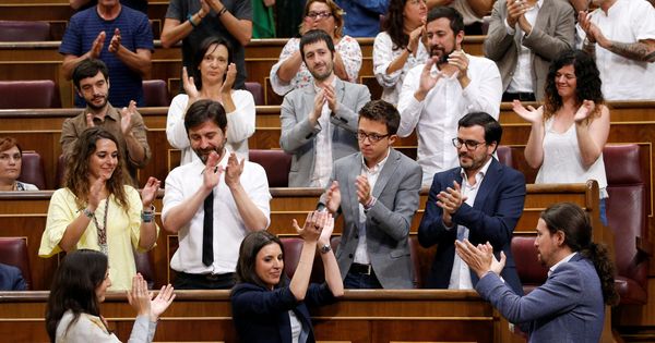 Foto: Los diputados de Unidos Podemos aplauden a Irene Montero tras su intervención en la moción. (Reuters)
